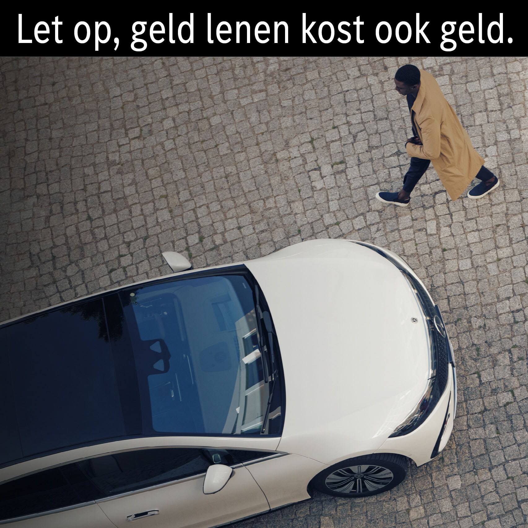 Een man en een vrouw lopen naar een witte Mercedes-Benz EQS