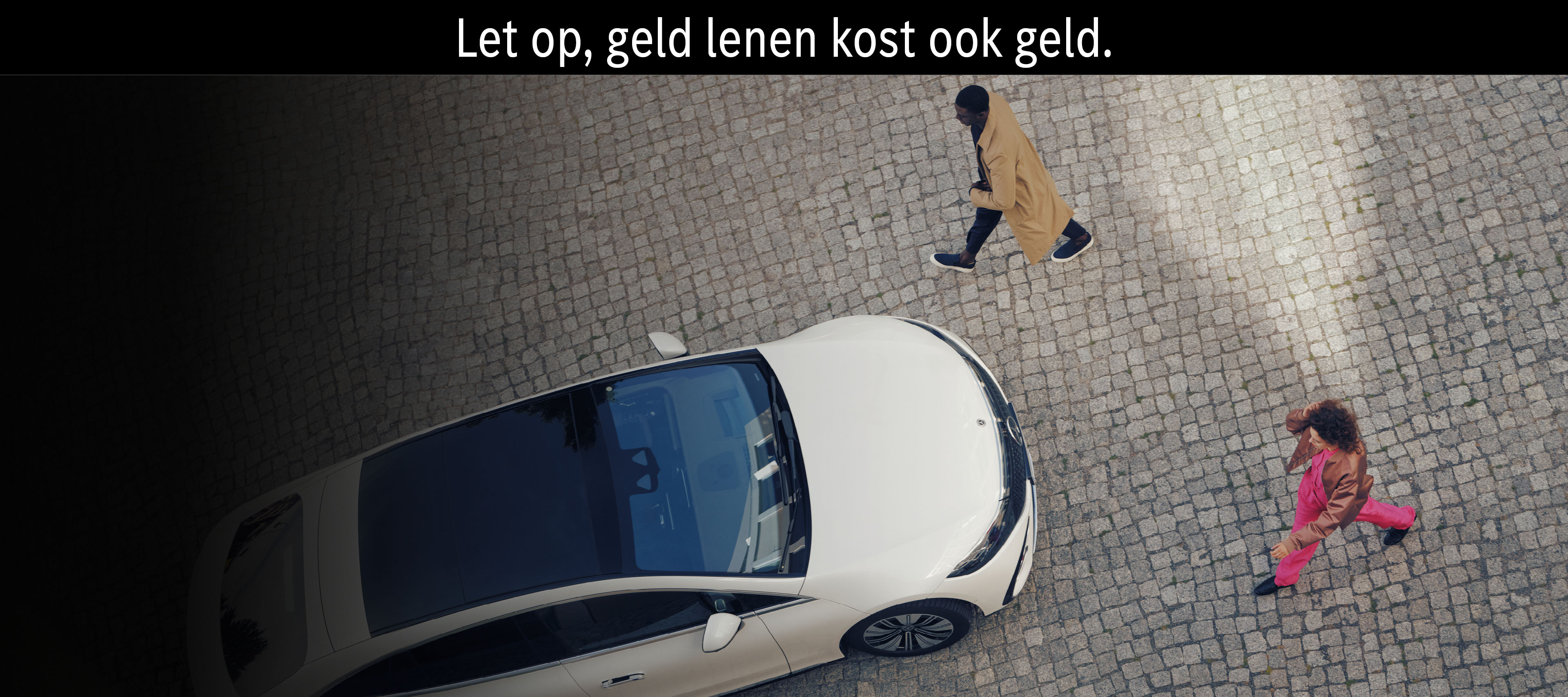 Acties | Financial Services | Mercedes-Benz Een man en een vrouw lopen naar een witte Mercedes-Benz EQS