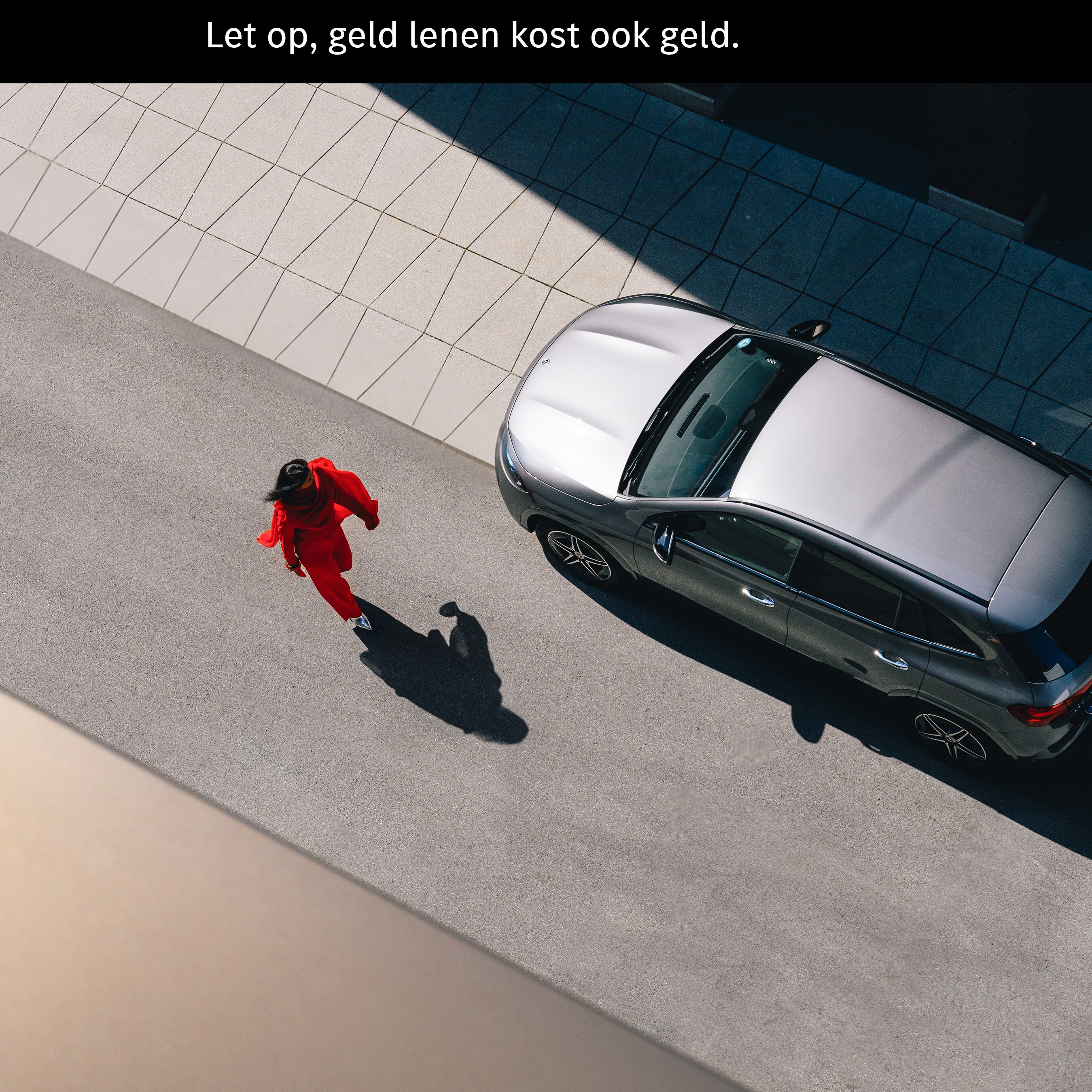 Een vrouw nadert een Mercedes EQA..