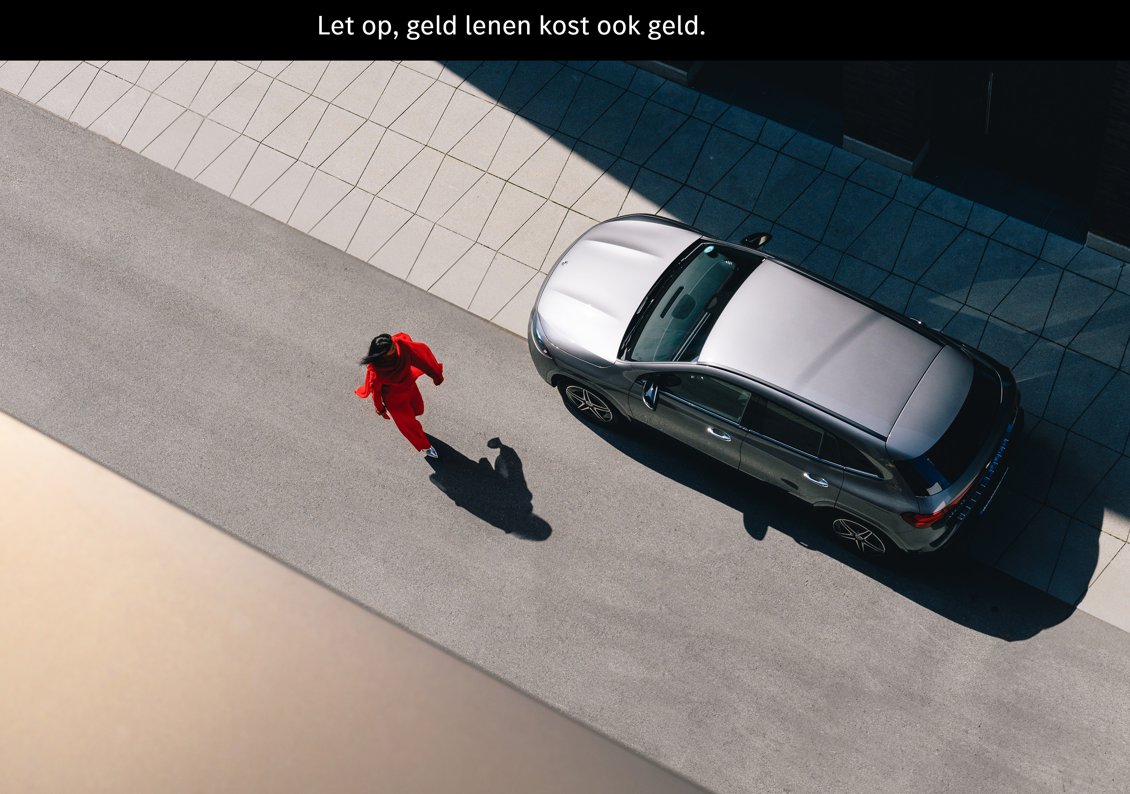 Financieringsaanbiedingen voor uw Mercedes-Benz Een vrouw nadert een Mercedes EQA..