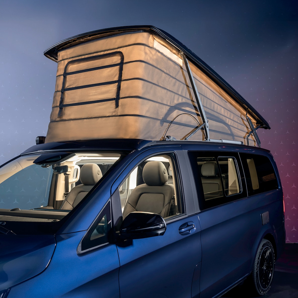 Mercedes-Benz Marco Polo avec toit relevable éclairé.