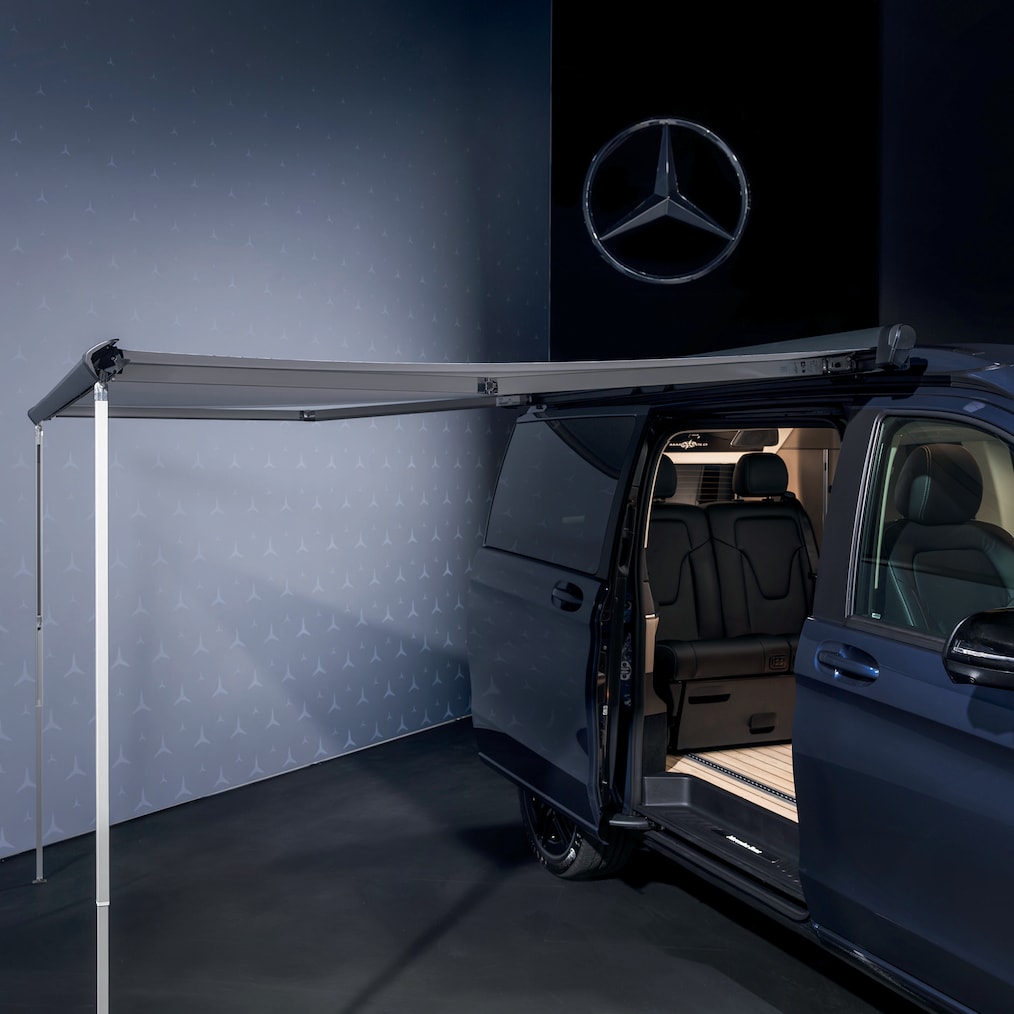 Mercedes-Benz Marco Polo avec auvent déployé pour davantage de confort à l’extérieur.