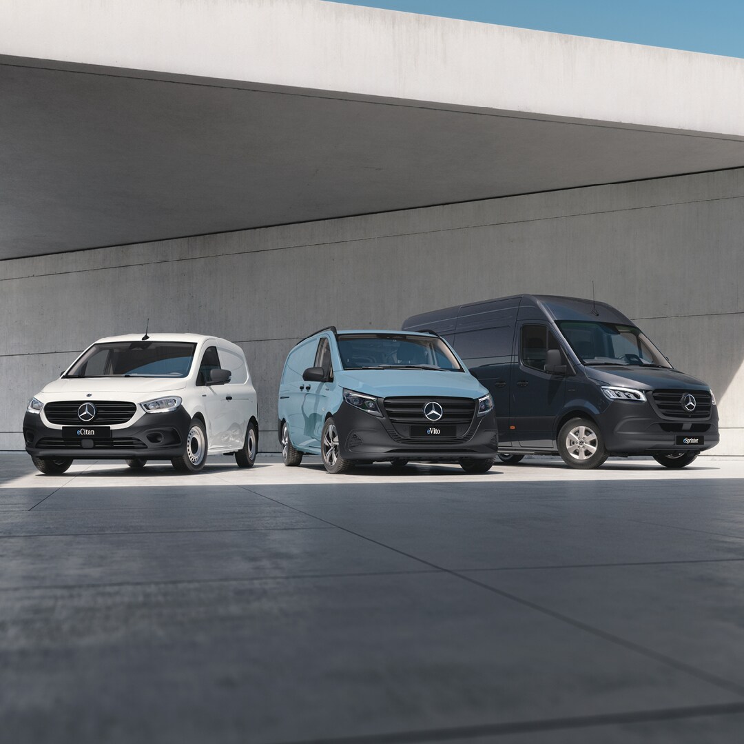 Trois fourgons Mercedes-Benz stationnés sous un auvent.