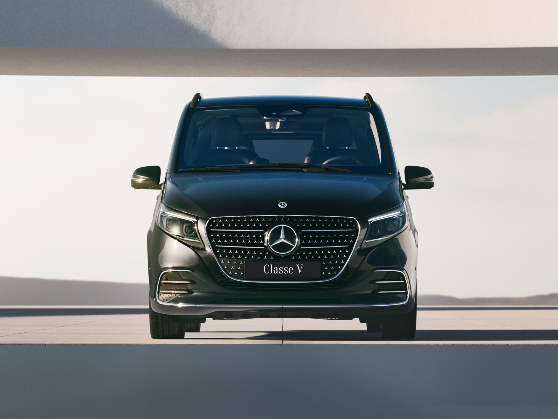 Ontdek de V-Klasse in onze Online Showroom.