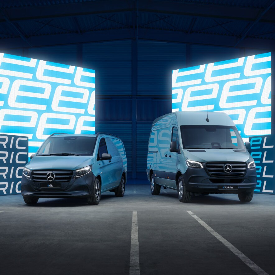 De eSprinter en eVito, elektrische bedrijfsvoertuigen Mercedes-Benz, staan samen in een stedelijke omgeving.