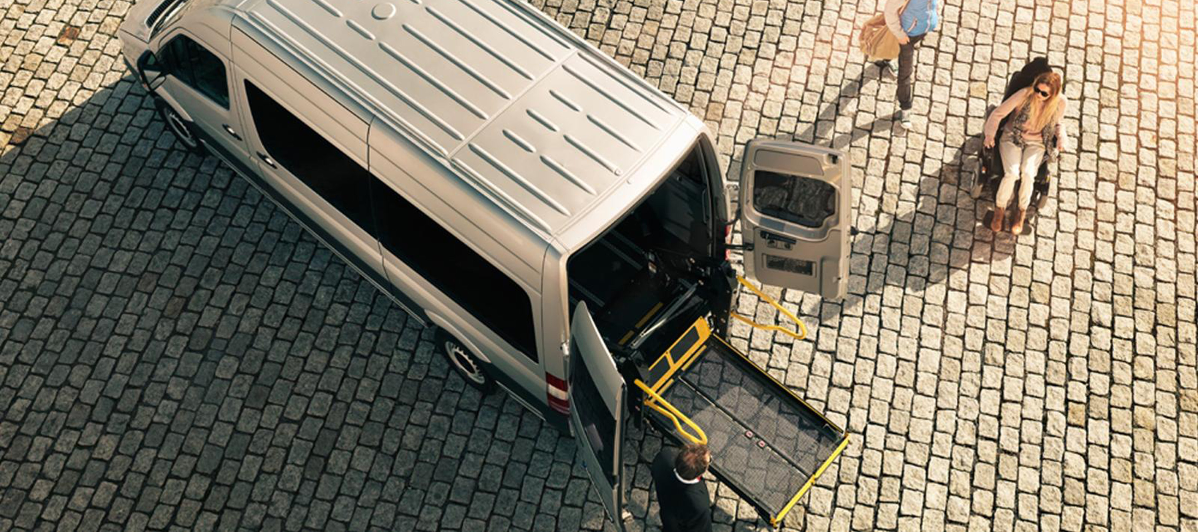 Een rolstoelbus van Mercedes-Benz Een rolstoelbus van Mercedes-Benz