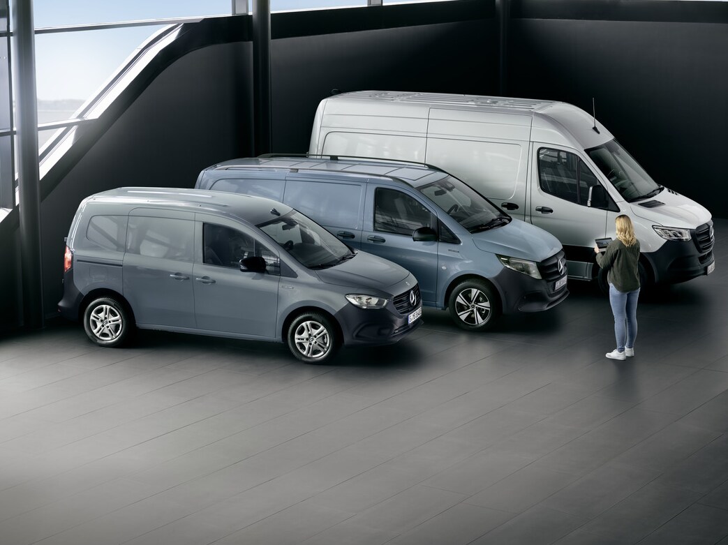 Een Mercedes-Benz Sprinter gesloten bestelwagen wordt geladen.