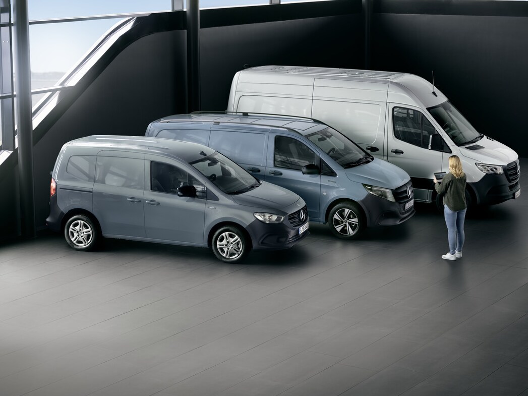 Un Mercedes-Benz Sprinter Fourgon est chargé.