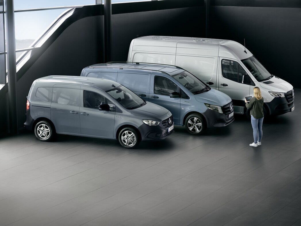 Un Mercedes-Benz Sprinter Fourgon est chargé.