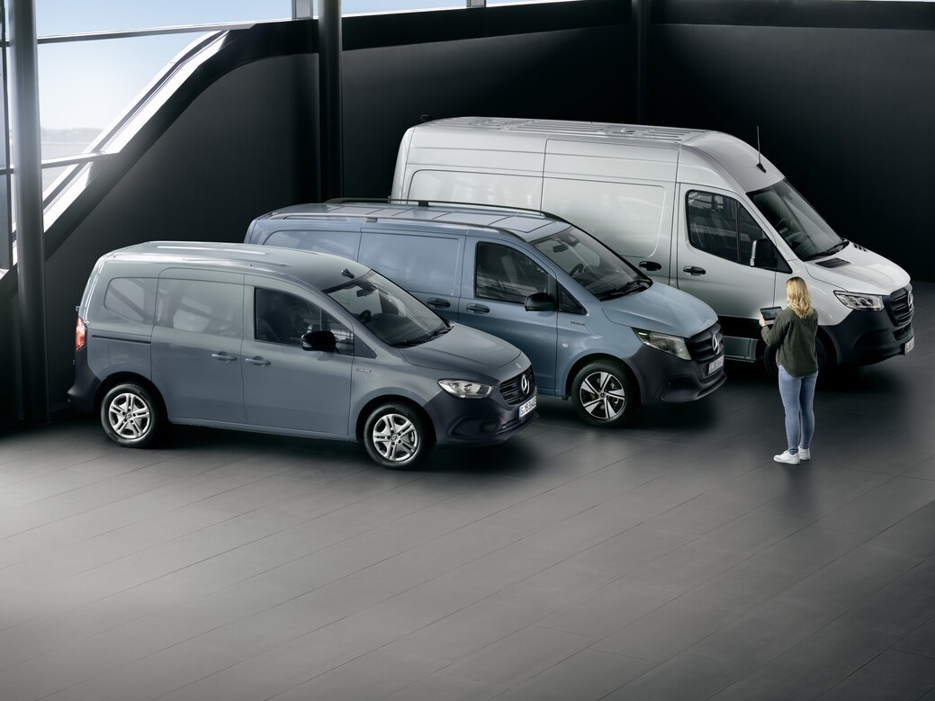 Een Mercedes-Benz Sprinter gesloten bedrijfswagen wordt geladen.