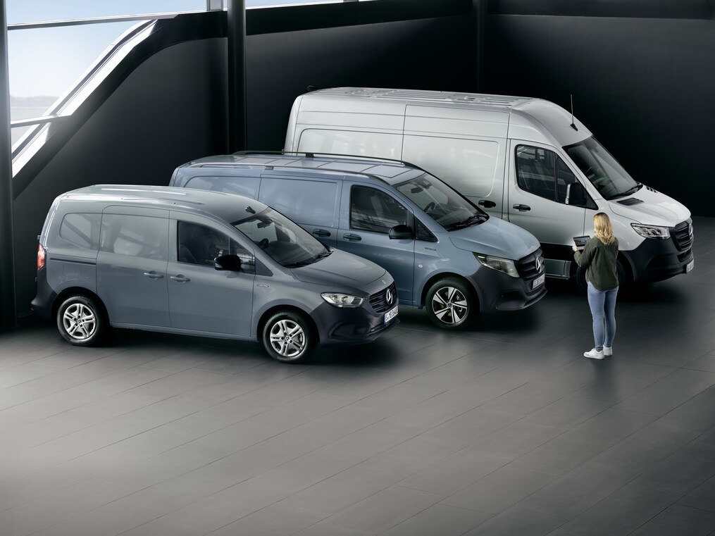 Een Mercedes-Benz Sprinter Gesloten Bestelwagen is geladen.