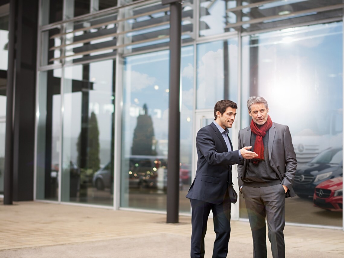 Twee mannen bij Mercedes-Benz Van ProCenter