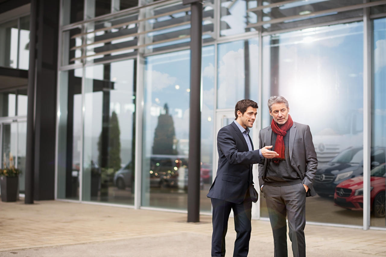 Twee mannen bij Mercedes-Benz Van ProCenter Twee mannen bij Mercedes-Benz Van ProCenter