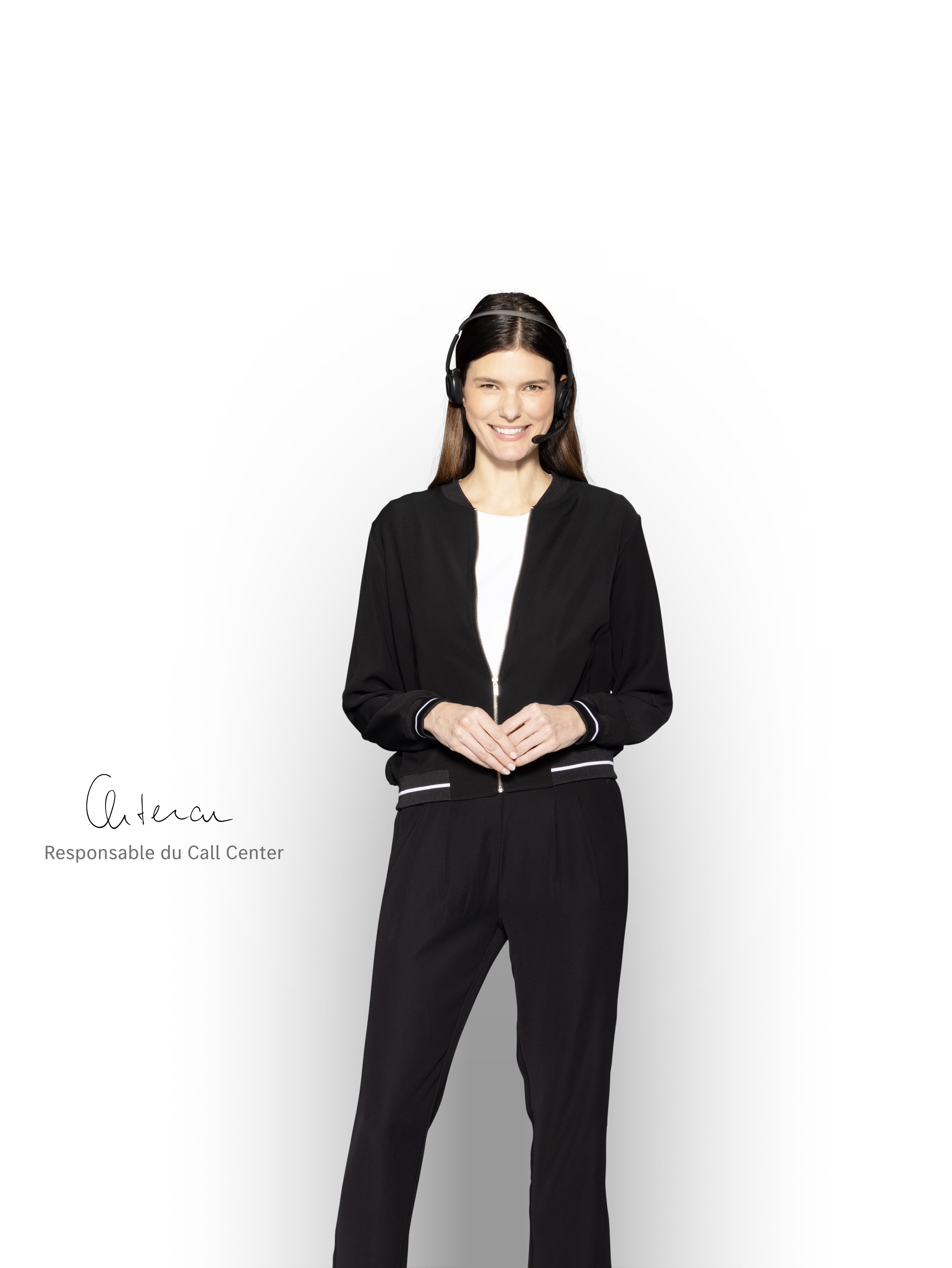 L'assistant de service à la clientèle porte un casque.