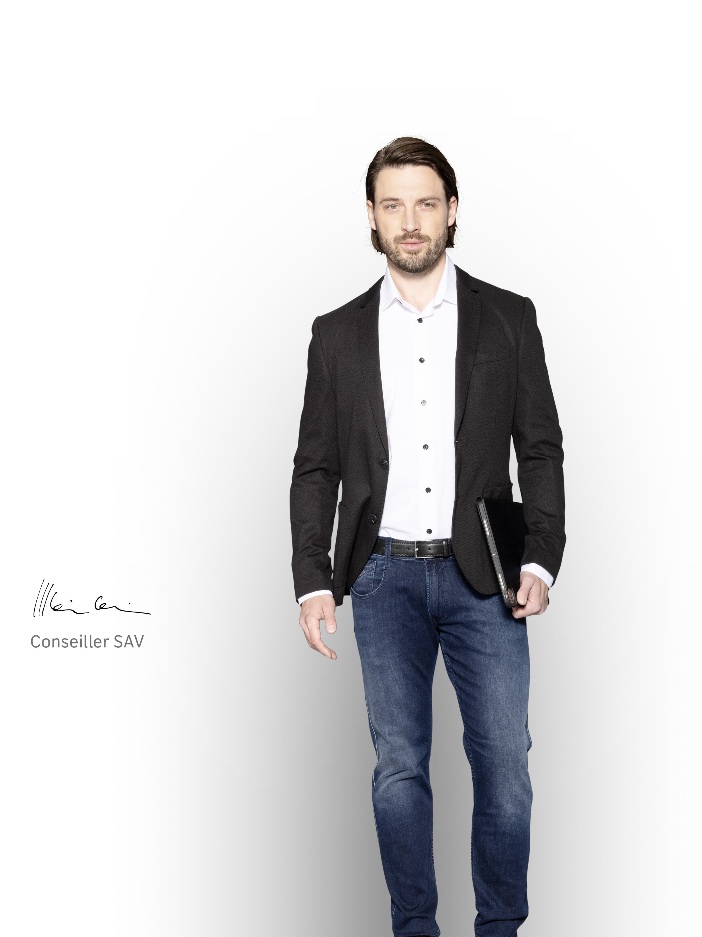 Le conseiller en entretien tout sourire, prêt à vous aider avec votre flotte de véhicules Mercedes-Benz.