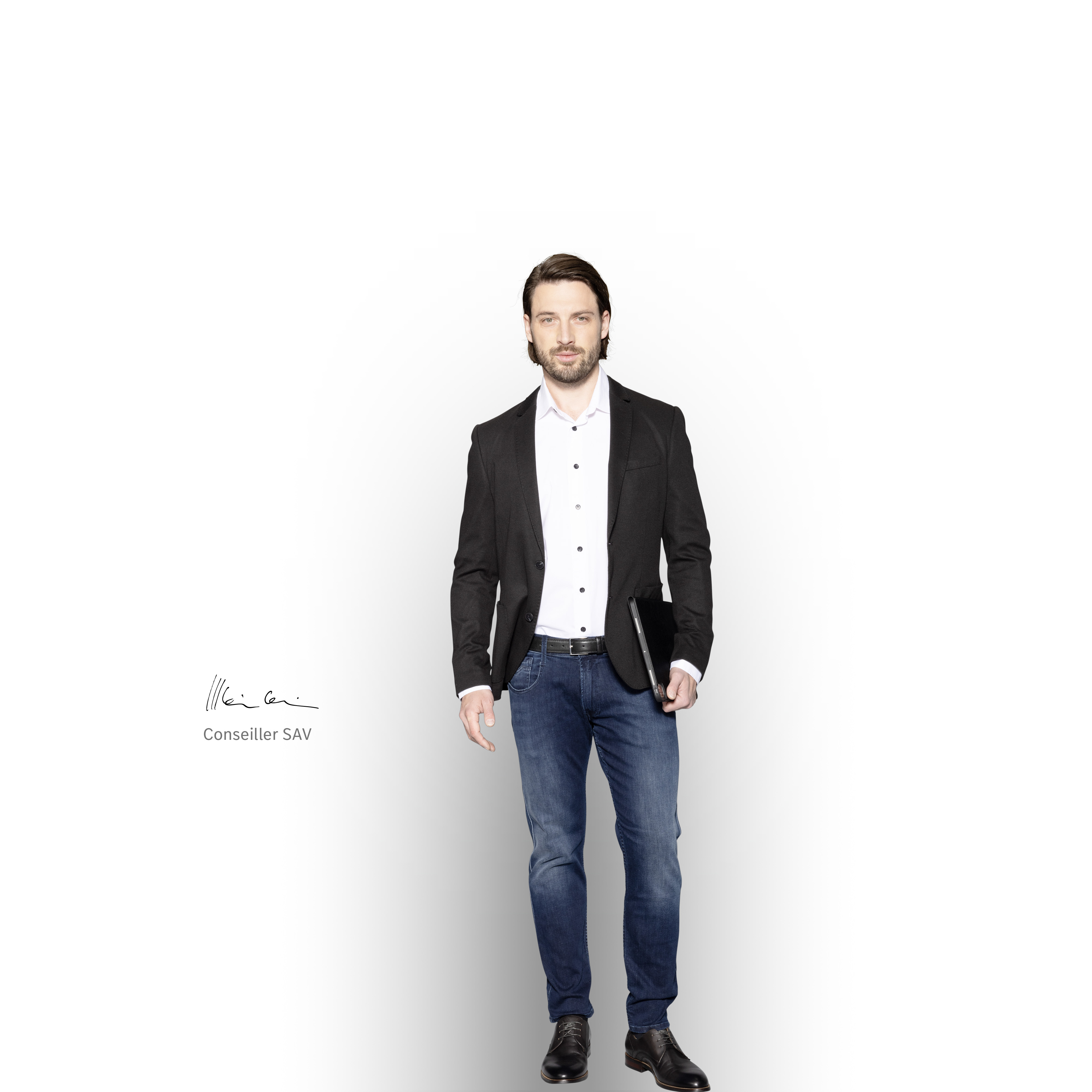 Mercedes-Benz | Entretien des utilitaires légers Le conseiller en entretien tout sourire, prêt à vous aider avec votre flotte de véhicules Mercedes-Benz.