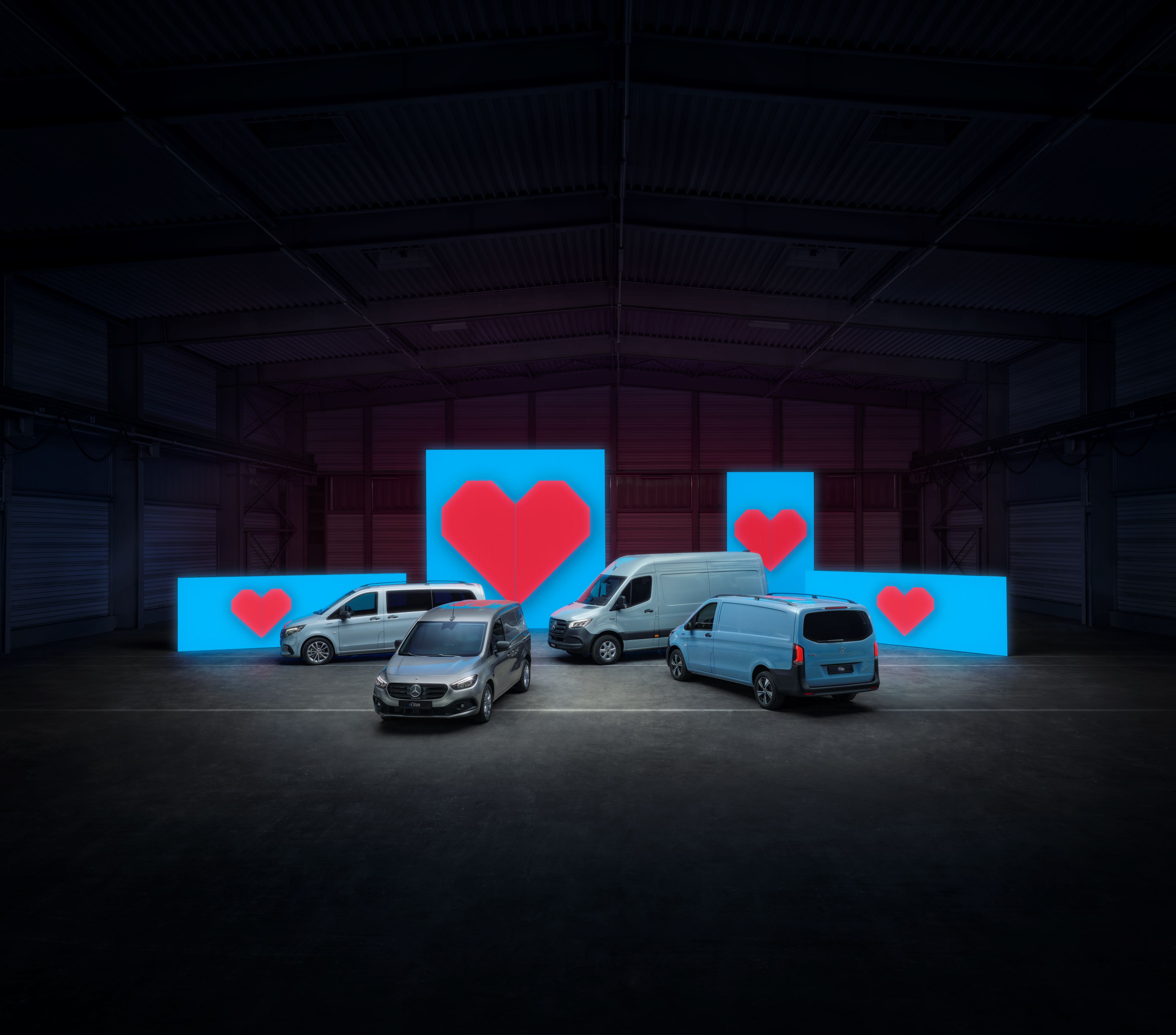 Elektrische bestelwagens | Mercedes-Benz Bestelwagens De eSprinter, eVito en eCitan, elektrische bestelwagens van Mercedes-Benz, staan samen in een stedelijke omgeving.