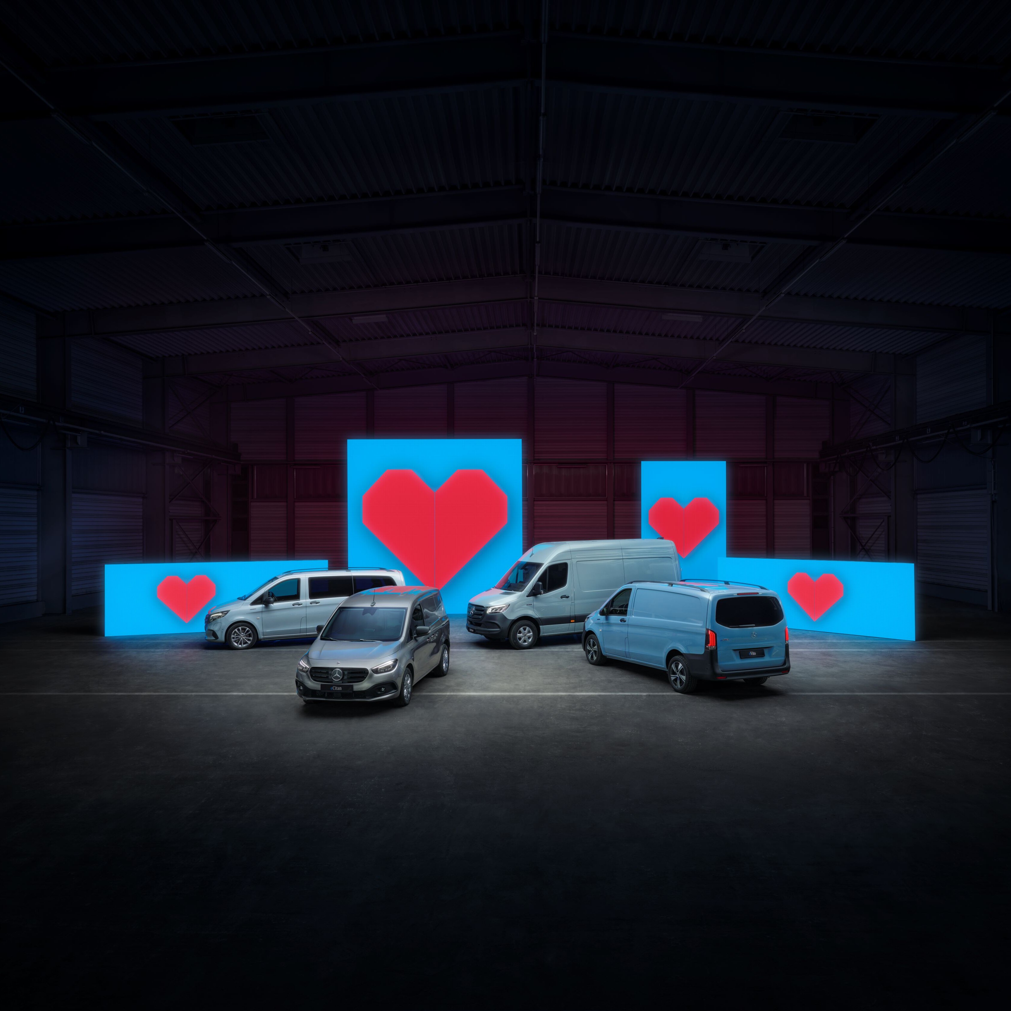 L'eSprinter, l'eVito et l'eCitan, des utilitaires légers électriques de Mercedes-Benz, se retrouvent ensemble dans un environnement urbain.