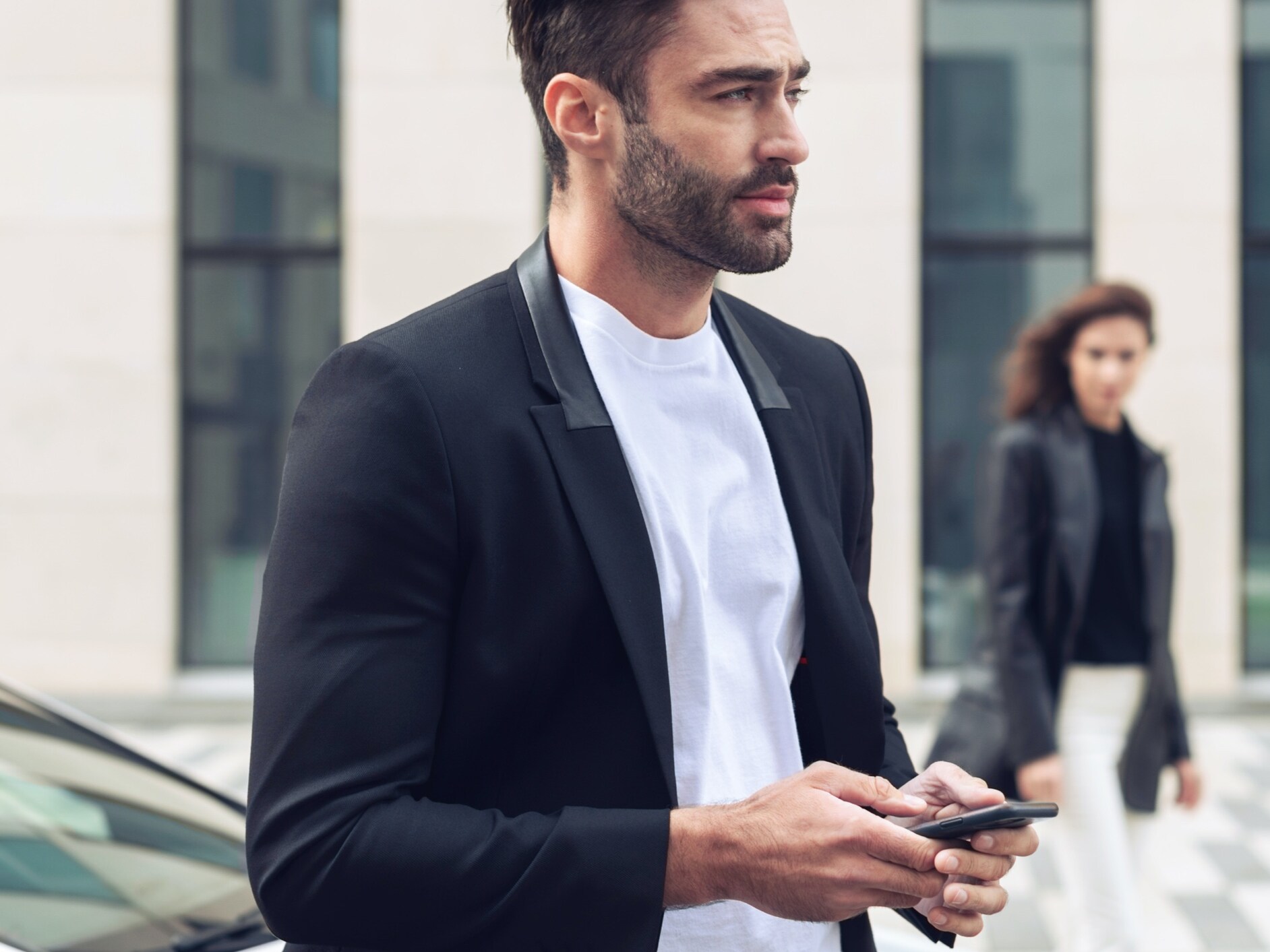 Un homme gère ses véhicules de pool via une application avec fleetshare by Mercedes-Benz.