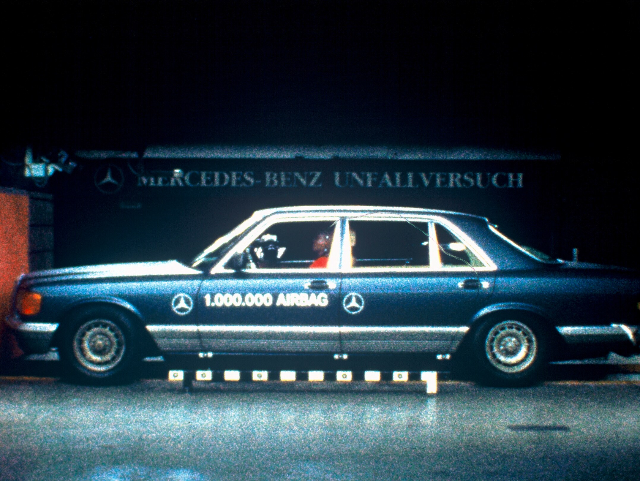 Test de collision d'une 500 SEL (Classe S série 126) avec airbag lors de l'essai d'accident Mercedes-Benz à Sindelfingen