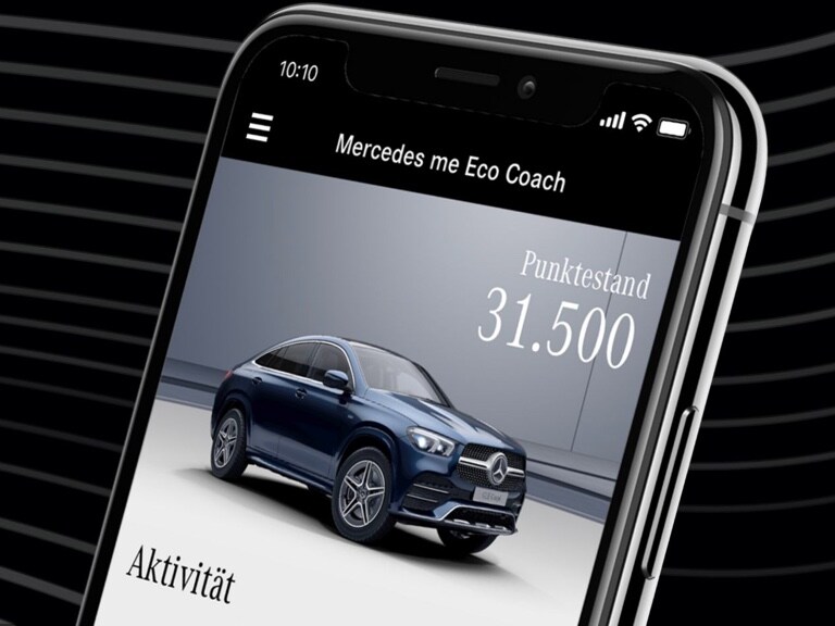 De Mercedes-Benz Eco Coach App wordt geopend op een smartphone en de score die is behaald door een bijzonder milieuvriendelijke rijstijl wordt weergegeven.
