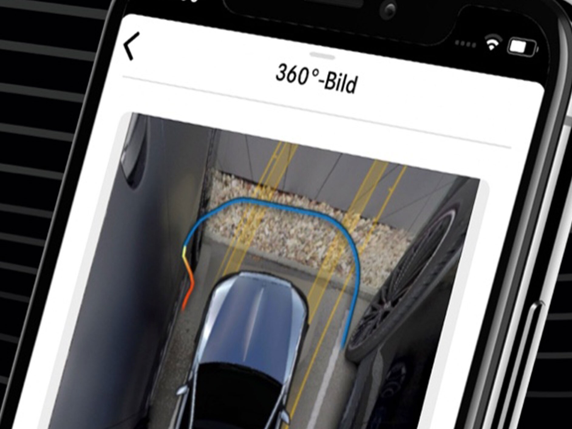 Een Mercedes-Benz stuurde gemakkelijk een krappe parkeerplek in met behulp van de Mercedes-Benz Remote Parkeerassistent App en het 360°-zicht op een smartphone.