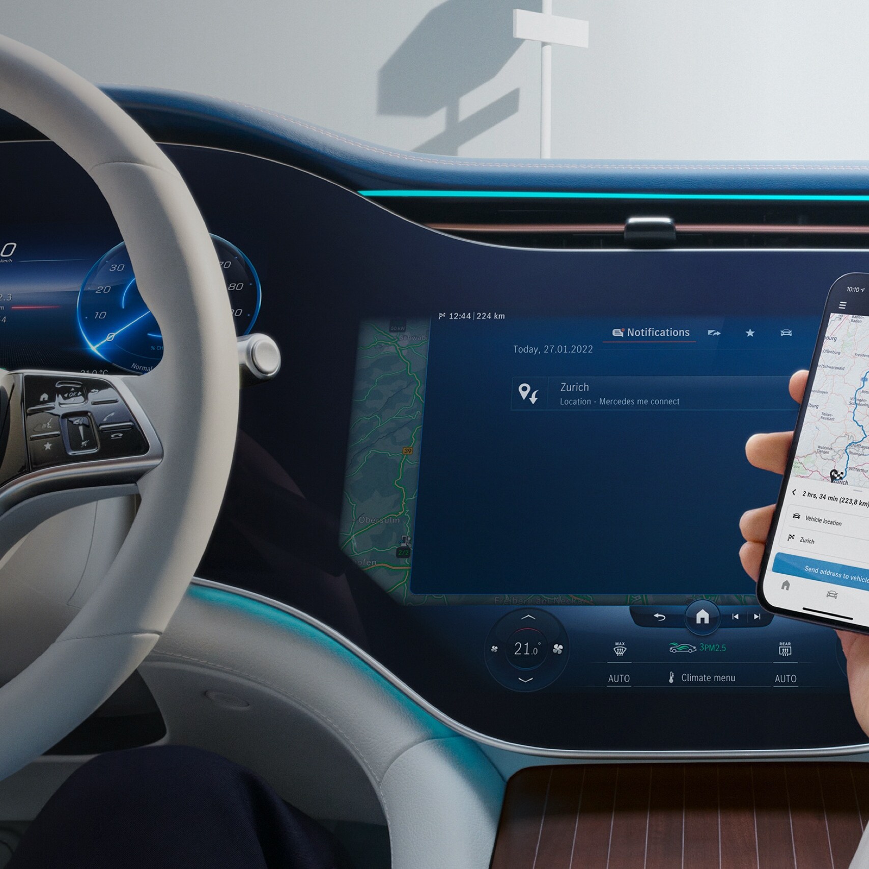 Man opent de Mercedes-Benz app op zijn smartphone.