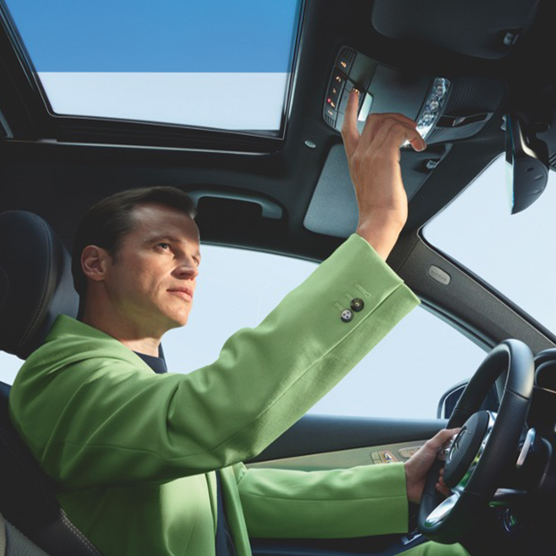 Système d'appel d'urgence Mercedes-Benz | Equipement de série | Mercedes-Benz Le système d'appel d'urgence Mercedes-Benz fait partie de l'équipement de série des services connectés Mercedes-Benz.