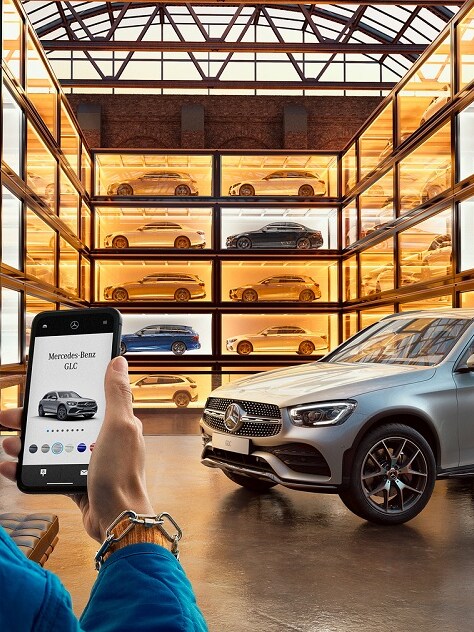 Une personne utilisant un appareil mobile dans un showroom virtuel.