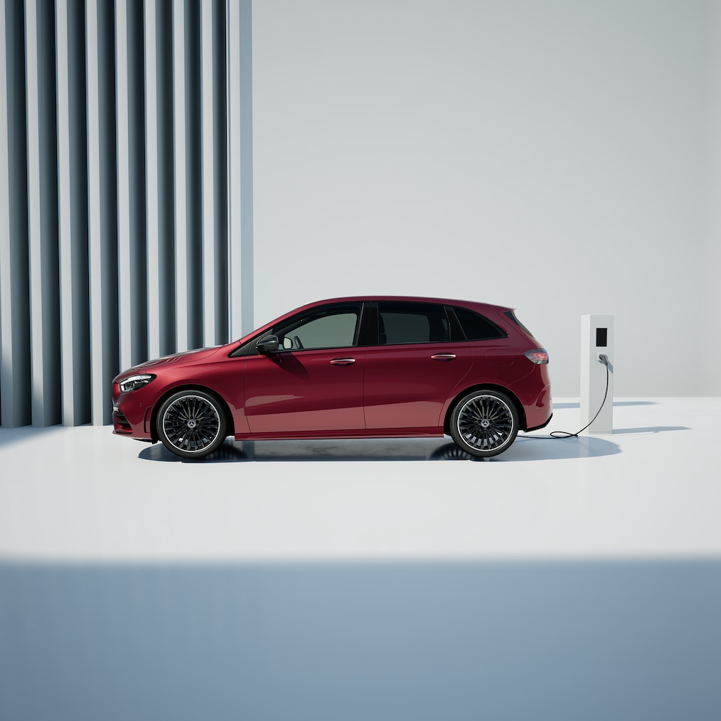 La Mercedes-Benz Classe&nbsp;B hybride rechargeable en cours de recharge sur une borne de recharge publique.