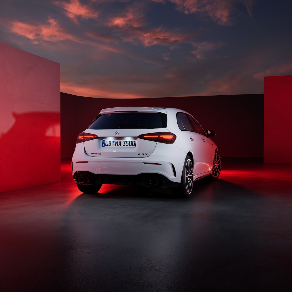 Voorste / achterste zijaanzicht van een Mercedes-AMG A 35 4MATIC.