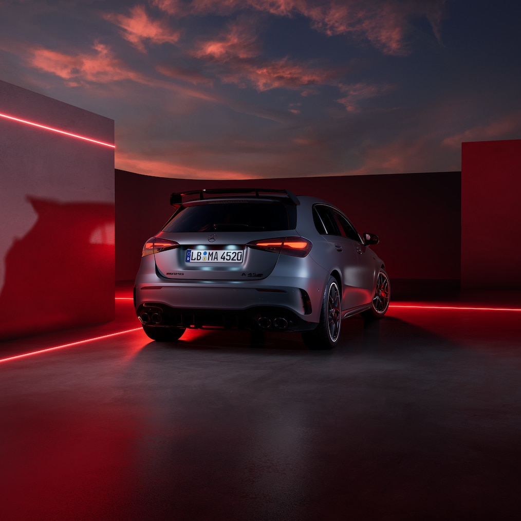 Voorste / achterste zijaanzicht van een Mercedes-AMG A 45 S 4MATIC+.