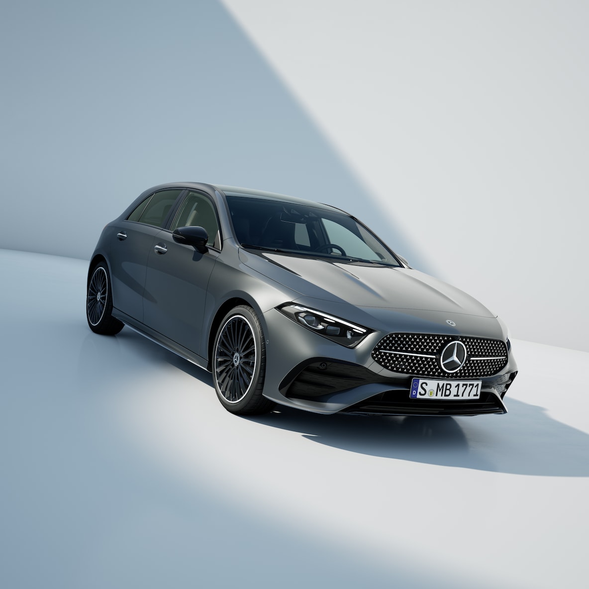 Vooraanzicht van opzij van een Mercedes-Benz A-Klasse.