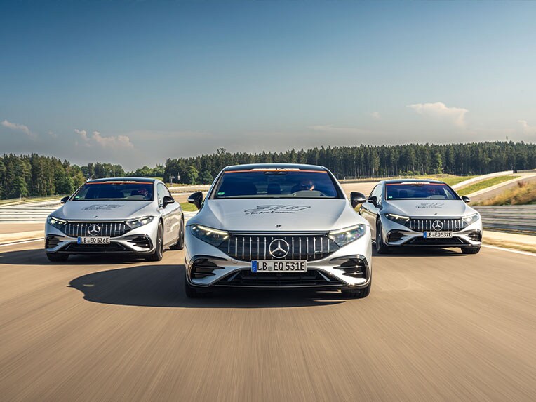 Drie Mercedes-AMG modellen op een racecircuit.