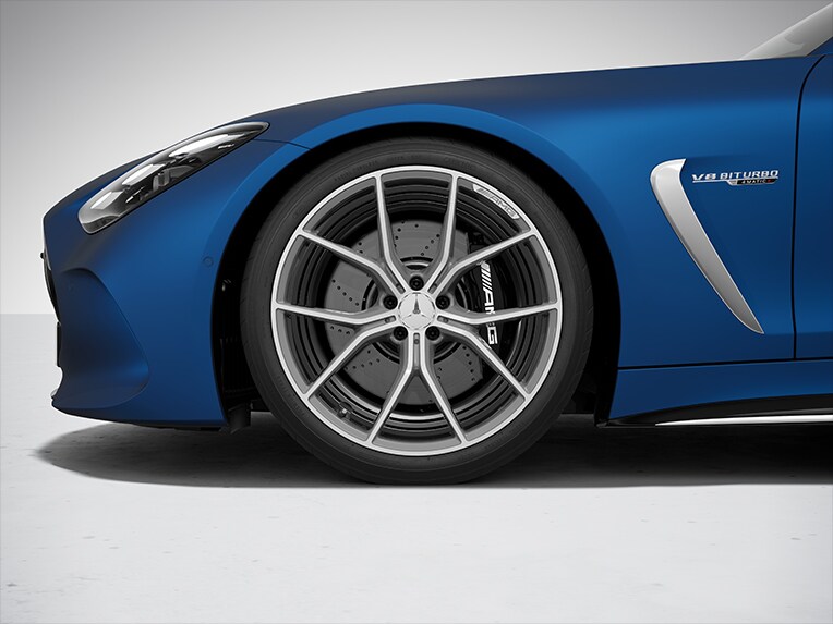 De zwart gespoten remklauwen van de Mercedes-AMG GT Coupé.