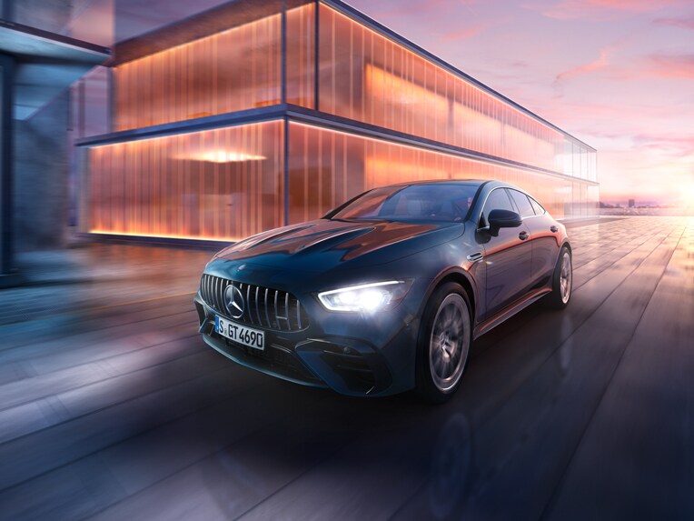La Mercedes-AMG GT Coupé 4 portes dans une vue avant dynamique.
