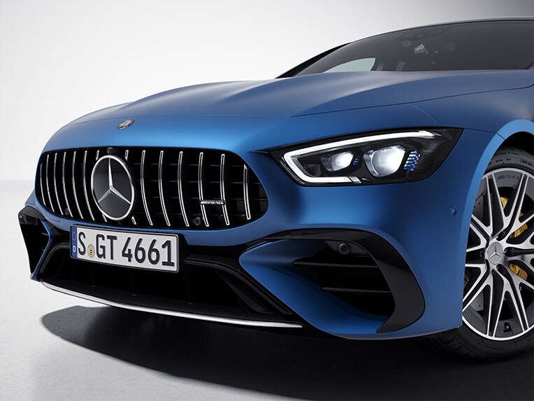 Schuin vooraanzicht van de Mercedes-AMG GT 4-deurs coupé met AMG-chroompakket exterieur.