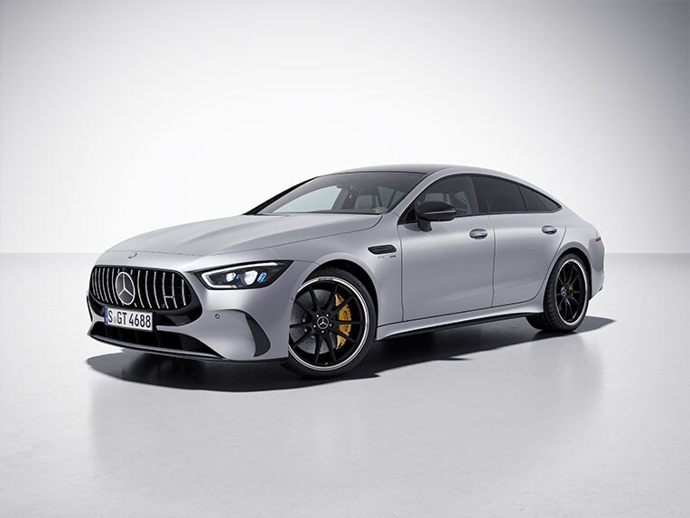 Schuin vooraanzicht van de Mercedes-AMG GT 4-deurs coupé met AMG-nightpakket exterieur.
