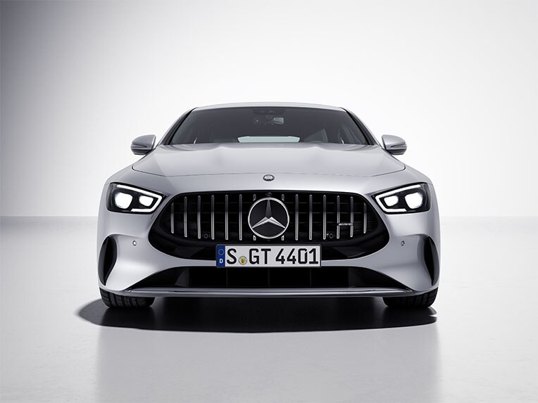 Schuin vooraanzicht van de Mercedes-AMG GT 4-deurs coupé met V8-stylingpakket exterieur.