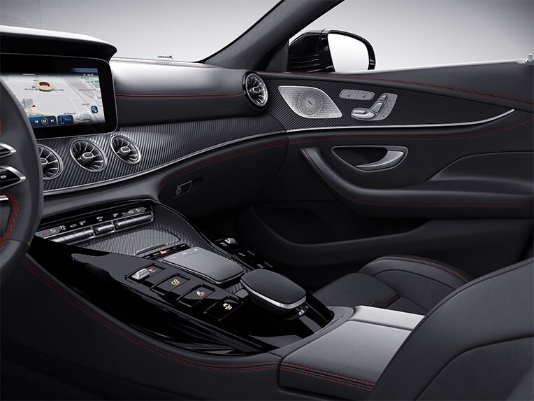 AMG-sierdeel in carbon mat van de Mercedes-AMG GT 4-deurs coupé.