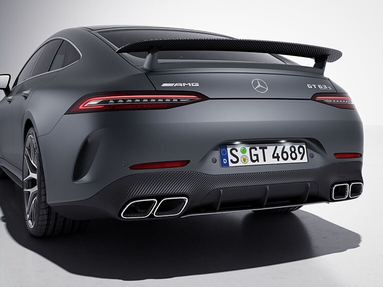 Achteraanzicht van de Mercedes-AMG GT 4-deurs coupé met AMG-carbonpakket exterieur II.