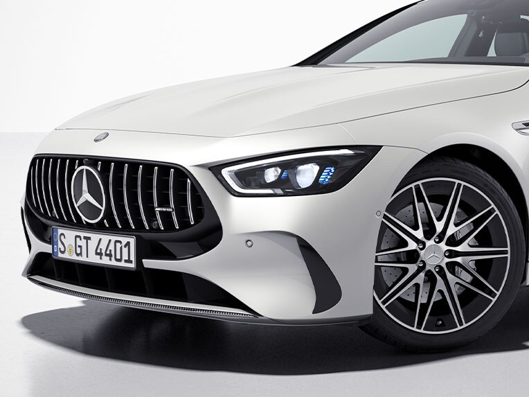Schuin vooraanzicht van de Mercedes-AMG GT 4-deurs coupé met AMG-carbonpakket exterieur.