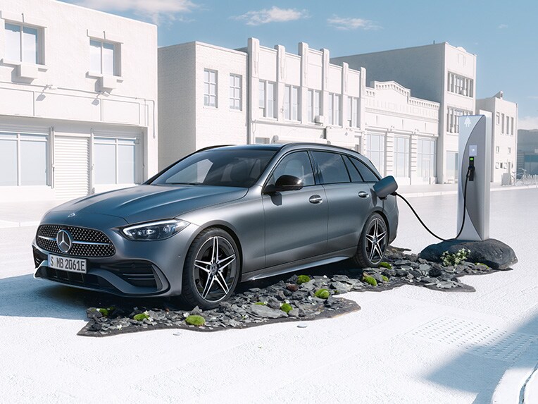 De Mercedes-Benz C-Klasse Estate plug-in hybrid wordt opgeladen bij een publiek oplaadpunt.