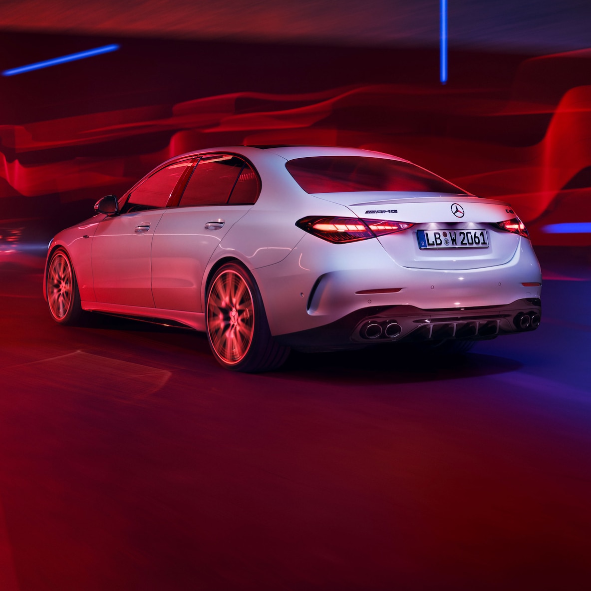 Une Mercedes-AMG C 43 en version berline dans une vue 3/4 arrière.