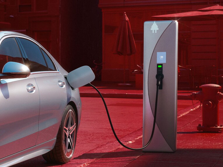 De Mercedes-Benz C-Klasse Berline plug-in hybrid wordt opgeladen bij een publiek oplaadpunt.