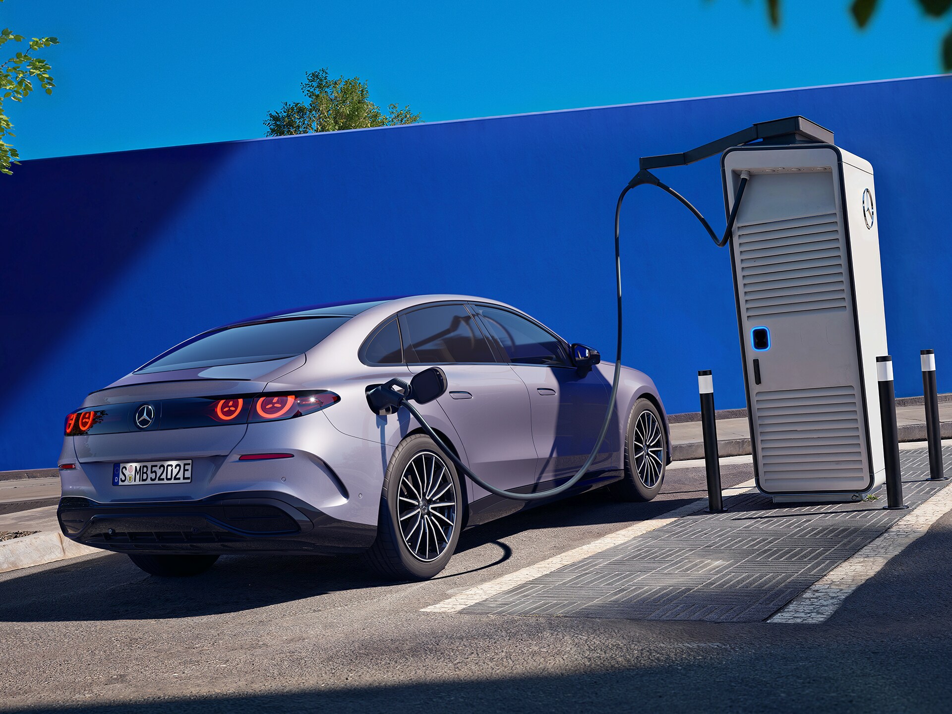 Opladen van de nieuwe C-Klasse van Mercedes-Benz.