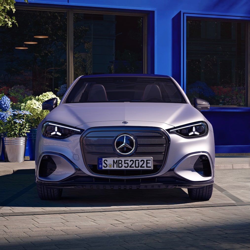 Le design avant éclairé de la toute nouvelle Classe&nbsp;C électrique de Mercedes-Benz.