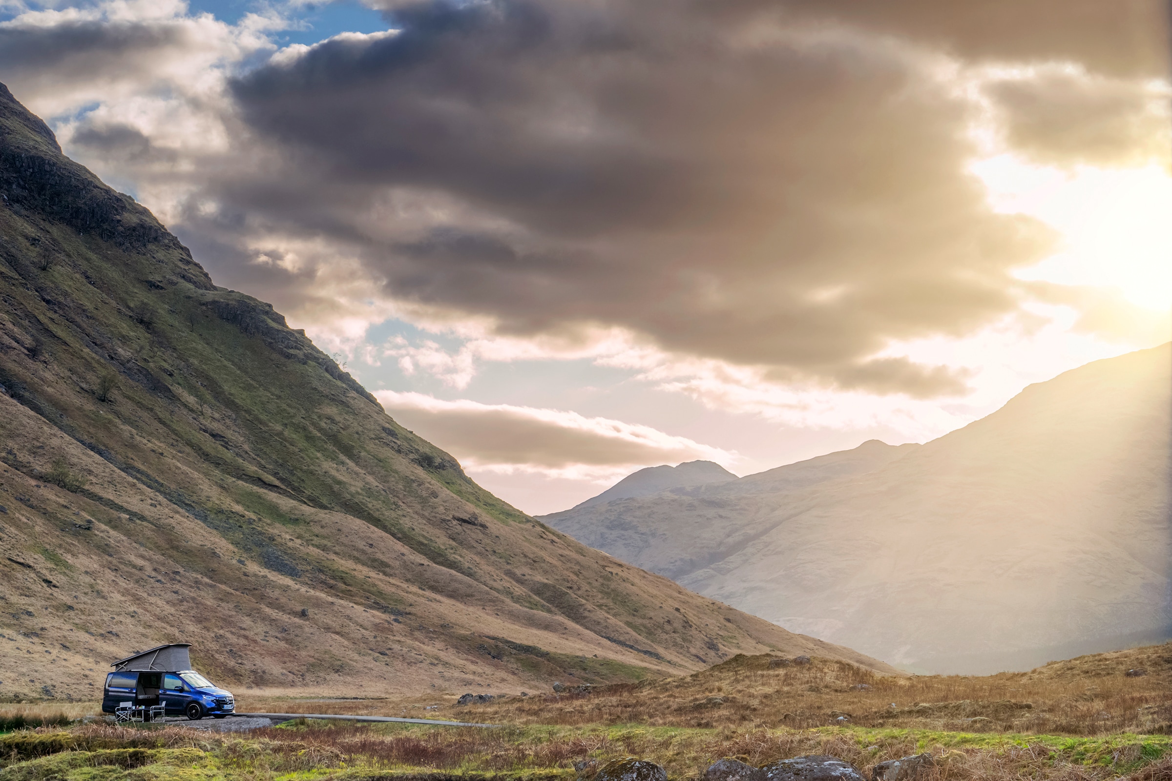 De Marco Polo in de bergen | Marco Polo World | Mercedes-Benz Een Mercedes‑Benz Marco Polo-camperbus in een indrukwekkend berglandschap, die de vrijheid van het ‘vanlife’, avontuur in de buitenlucht en eersteklas reiscomfort laat zien.