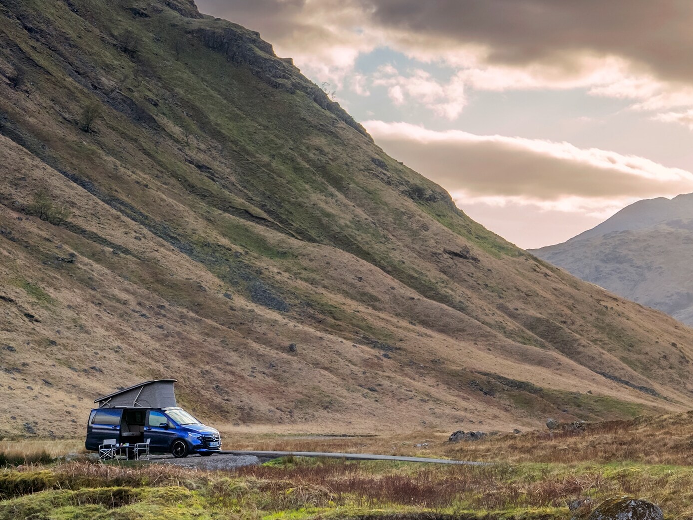 Un camping-car Mercedes-Benz Marco Polo dans un paysage de montagne spectaculaire, illustrant la liberté de la « van life », l'aventure en plein air et le confort haut de gamme en voyage.