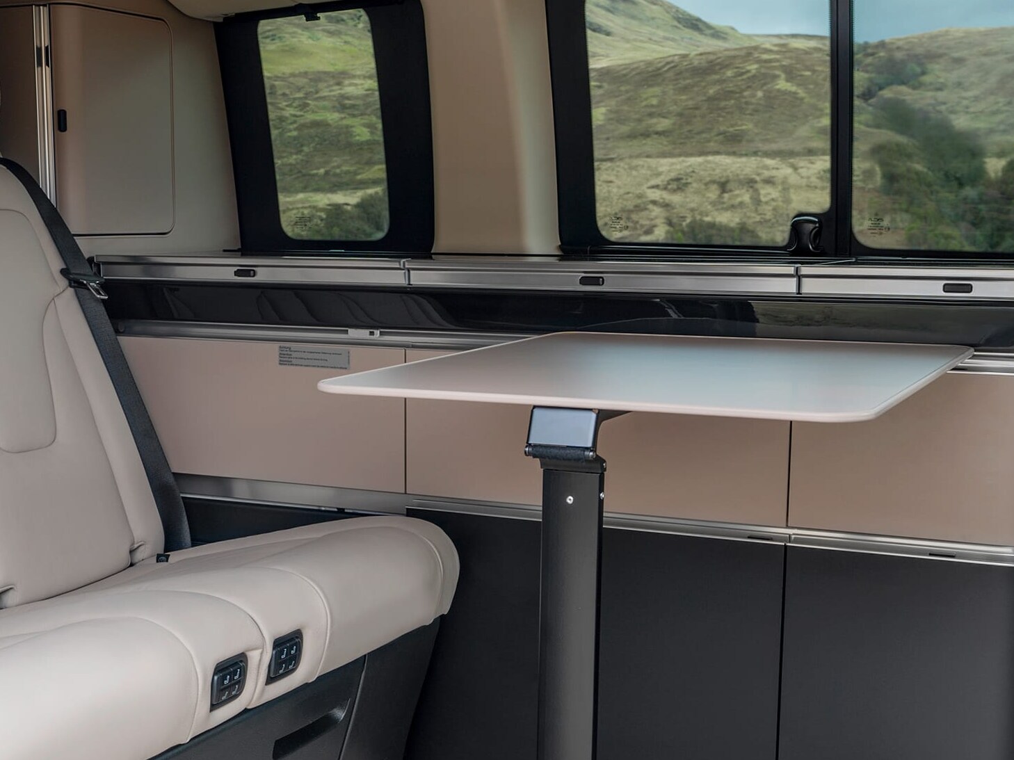 Het interieur van de Mercedes-Benz Marco Polo met klaptafel en flexibele leefruimte.